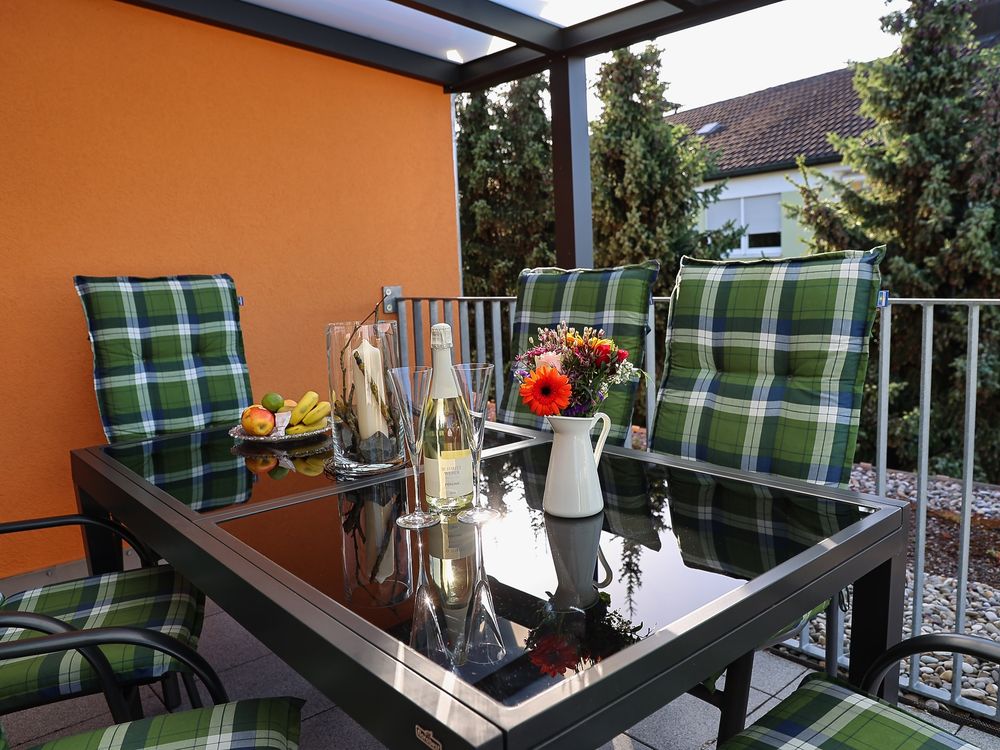 Sonnige Terrasse mit gedecktem Tisch