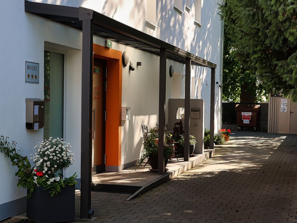 Überdachter Hoteleingang mit Blumen