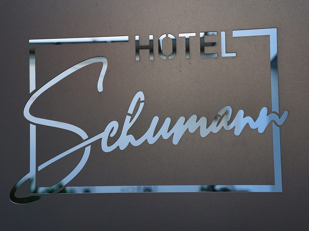 Hotel-Schumann-Schriftzug auf Glas